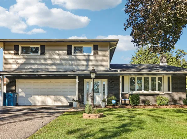 1302 E Greenwood Dr, Mount Prospect, IL 60056