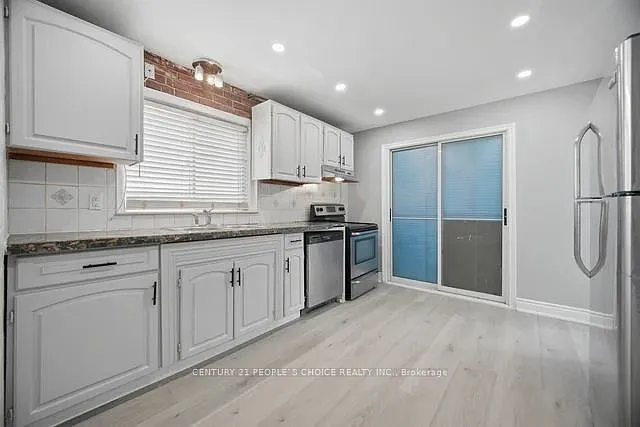 249 Burnhamthorpe Rd #-MAIN — Photo 17
