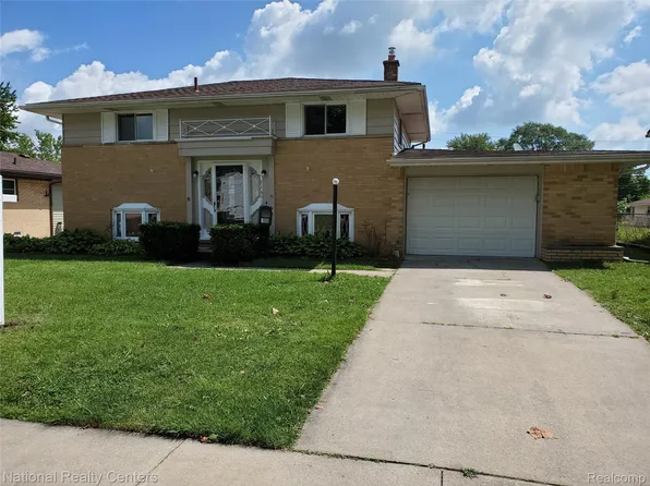 31651 Hazel St, Rockwood, MI 48173