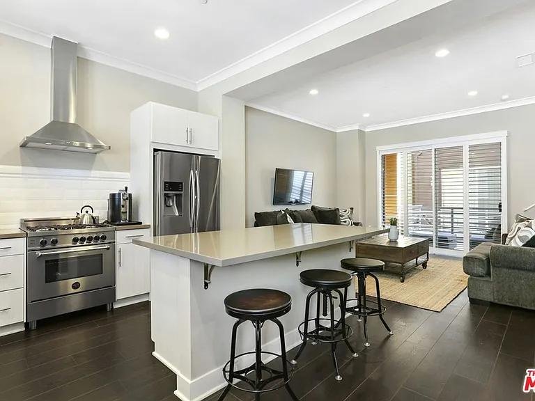 2202 Edendale Ln — Photo 2