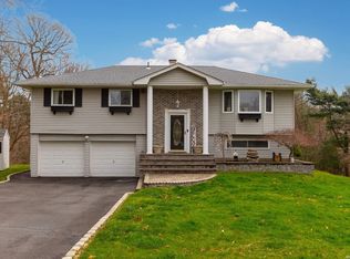 32 Heron Ln, Commack, NY 11725