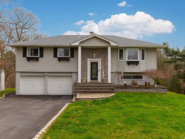 32 Heron Lane, Commack, NY 11725