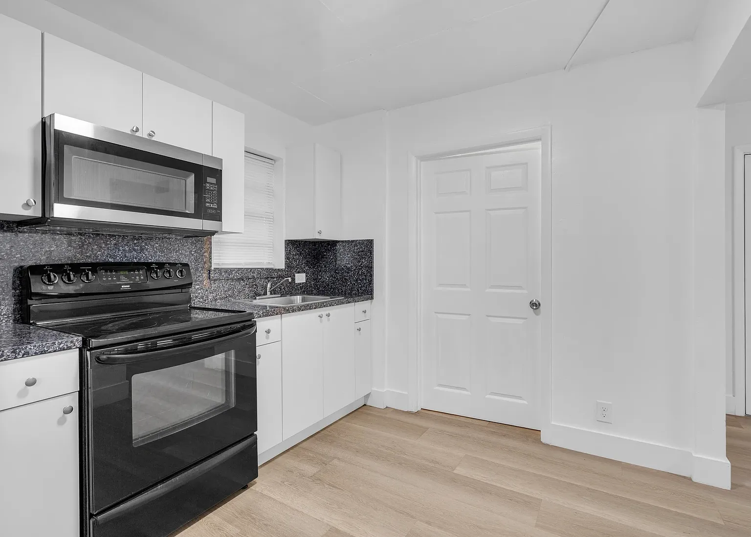Studio, 500 sqft, $1,300 — Photo 4