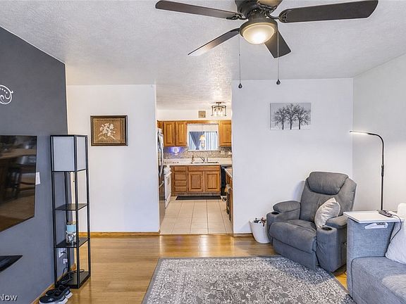 3rd image of 814 W 4th St