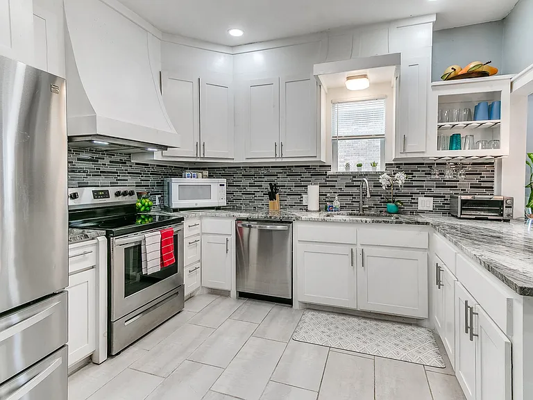619 E Frank St — Photo 29