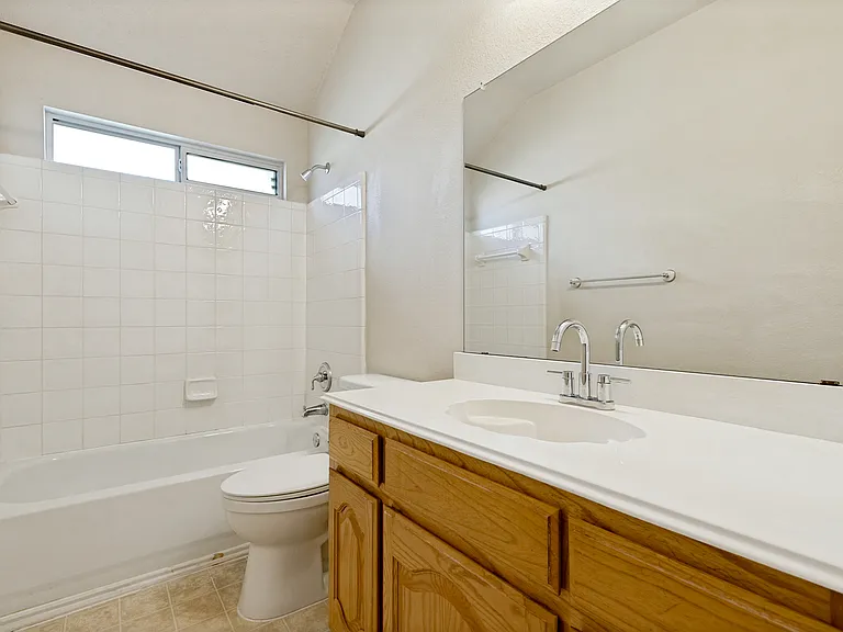1524 Summerfield Dr — Photo 3