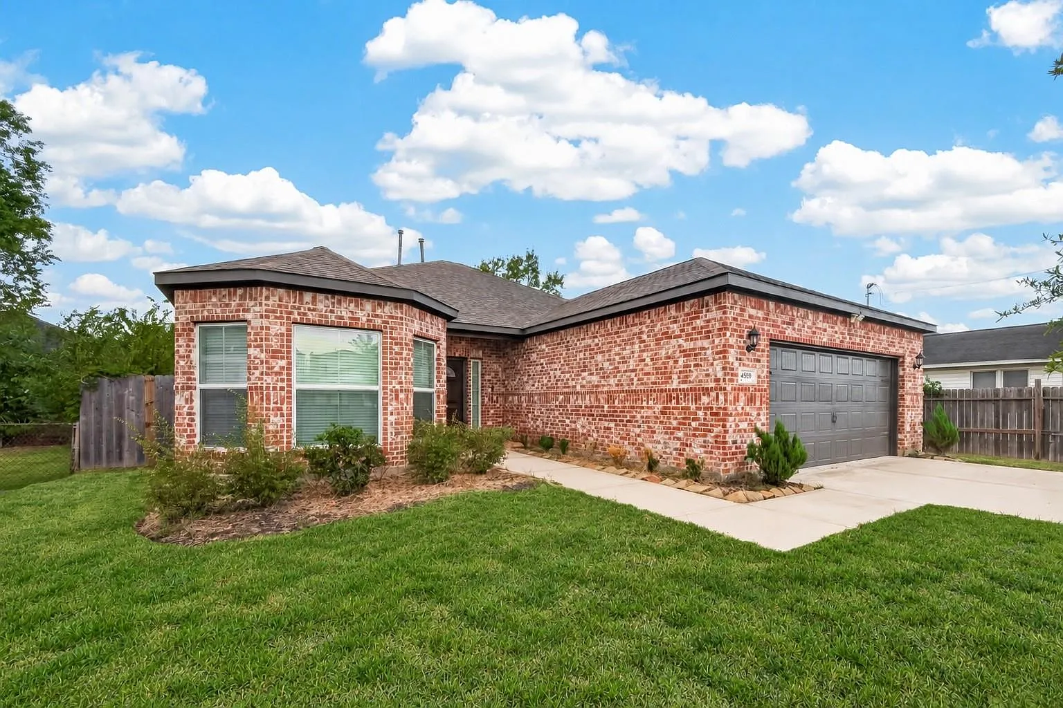 3 bed, 2.5 bath, 1742 sqft, $3,200 — Photo 2