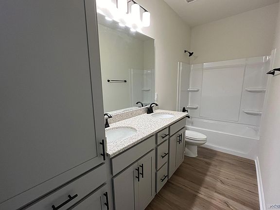 3rd image of 118 Pond Dr