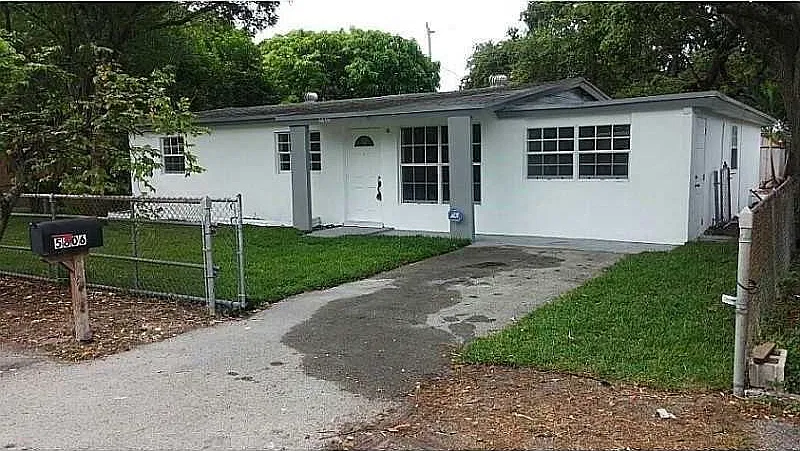 3 bed, 1.0 bath, 1300 sqft, $2,900 — Photo 2