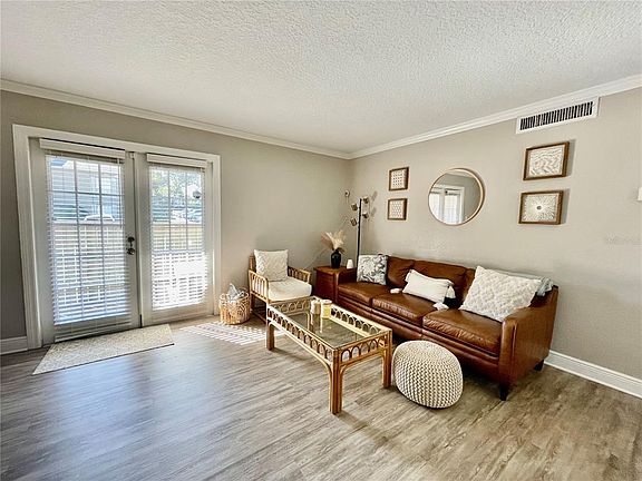 4th image of 305 Wymore Rd #101