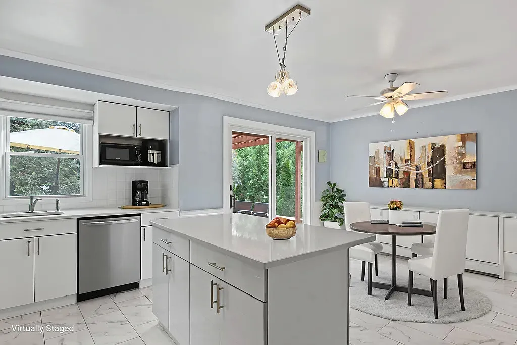 4 bed, 2.5 bath, 2295 sqft, $5,490 — Photo 3