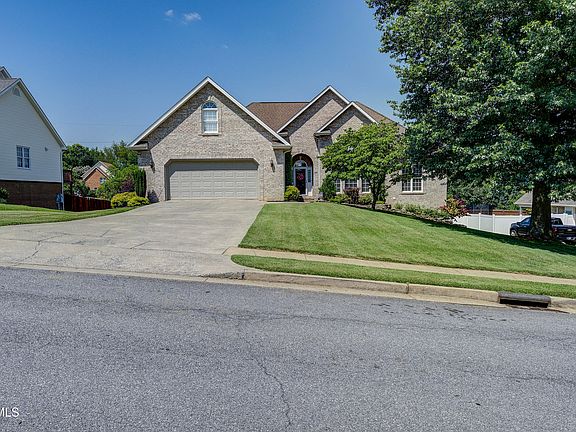 4th image of 305 Emerald Chase Cir