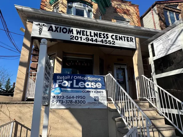 7633 Kennedy Boulevard image 1 of 17