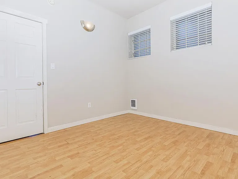 100 on 6th *Limited Time Concession: Now Offering 1 Months Free Rent* — Photo 27