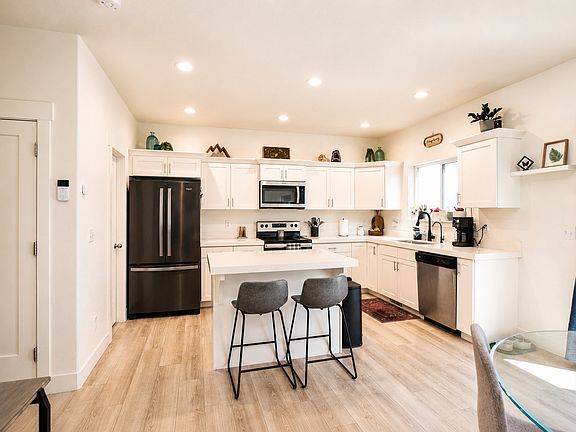 3rd image of 7194 N Brook Rdg