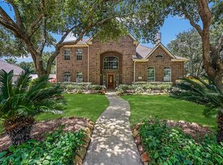 800 W Lake Cir, Friendswood, TX 77546