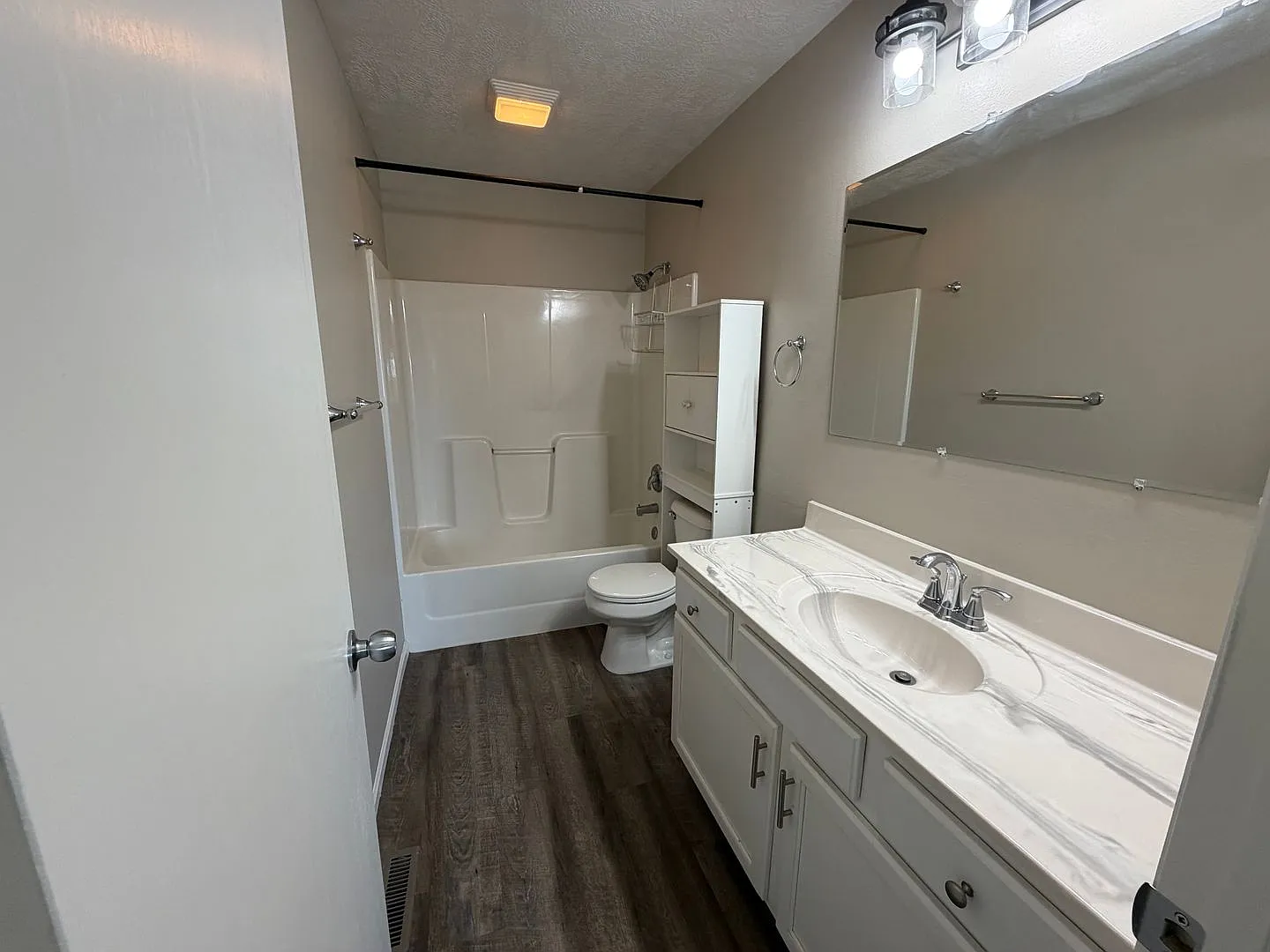 Room to grow! This spacious split-foyer townhouse delivers 5 bedrooms, 3 full baths, and a layout... — Photo 3