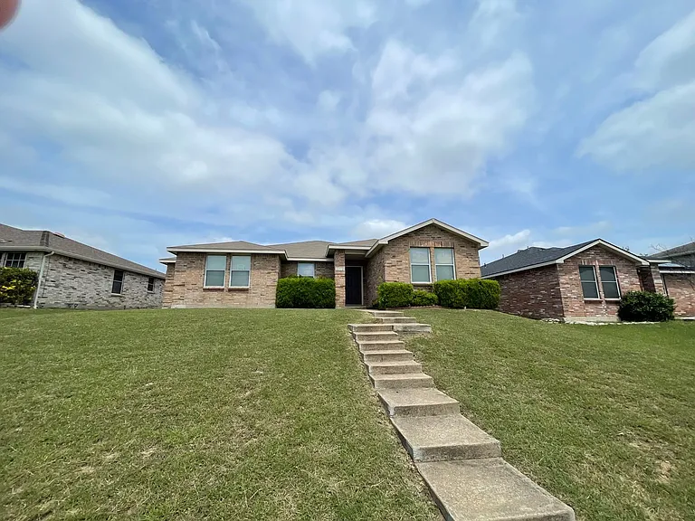 2912 Crimson Clover Dr — Photo 2