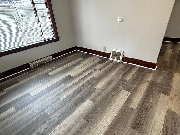 4th image of 910 Dakin St