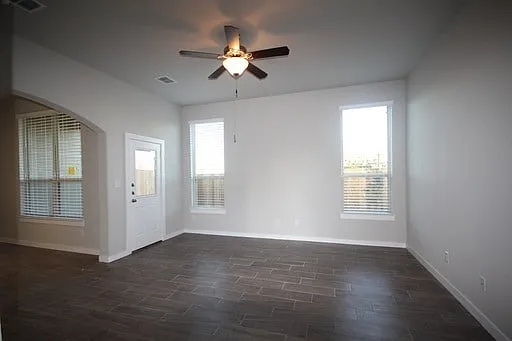 136 Lakeview Ct — Photo 4