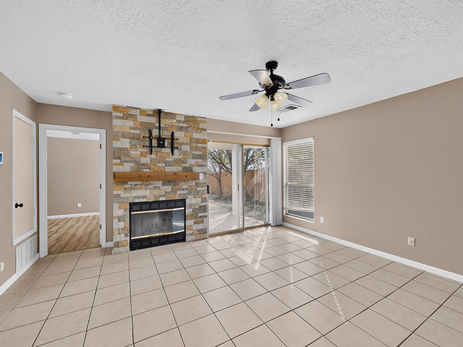 3 bed, 1096 sqft, $2,380 — Photo 4