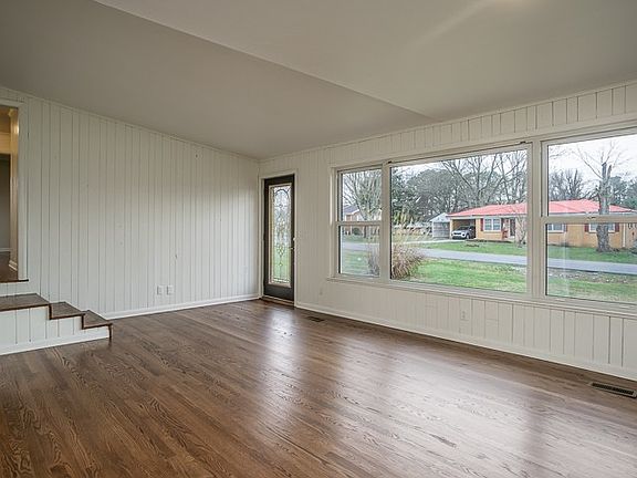 4th image of 107 N Hills Dr