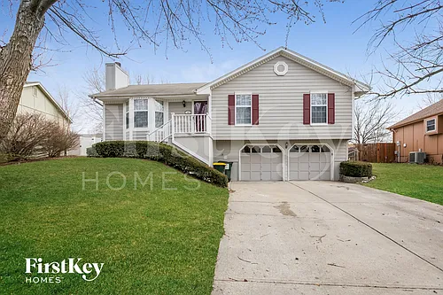 1529 NE Auburn Dr Photo 1