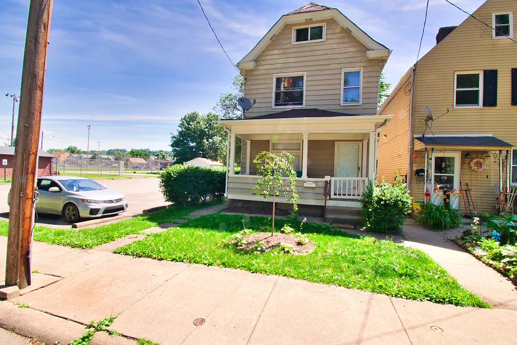1724 Riverside Dr photo 1
