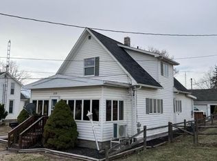208 S Perry St, Woodville, OH 43469