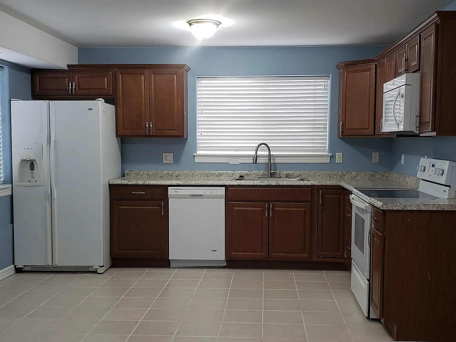 2 bed, 860 sqft, $2,700 — Photo 2