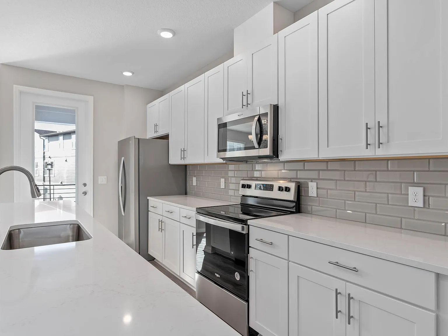 3 bed, 3.5 bath, 2016 sqft, $3,145 — Photo 3