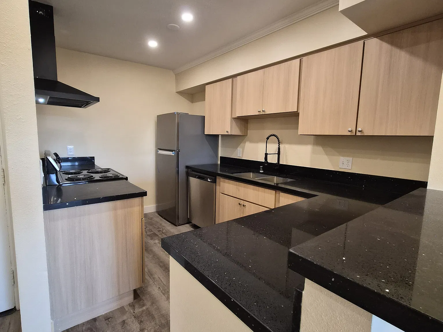Amberwood Garden Apartments — Photo 1