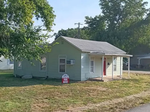 103 E McNair St, Versailles, MO 65084