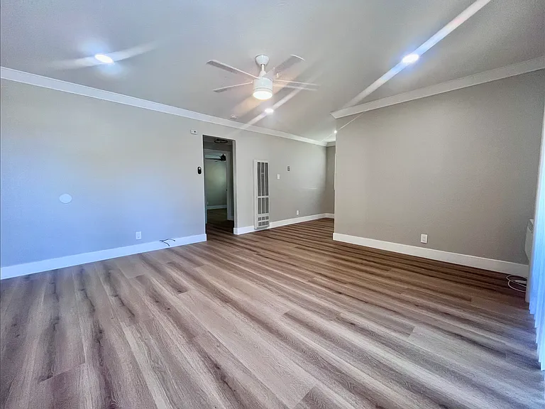 982 Ravenscourt Ave #3 — Photo 4