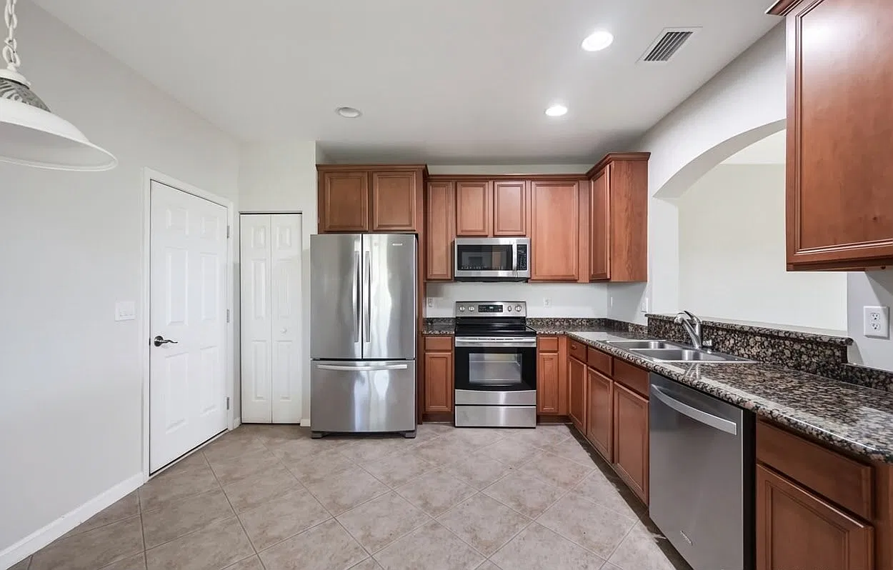 4 bed, 2.5 bath, 1900 sqft, $1,200 — Photo 2