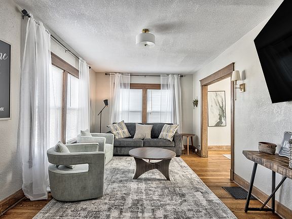 3rd image of 105 E 49th St