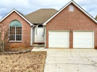 61 Harbour Lake Dr, Fayetteville, GA 30215