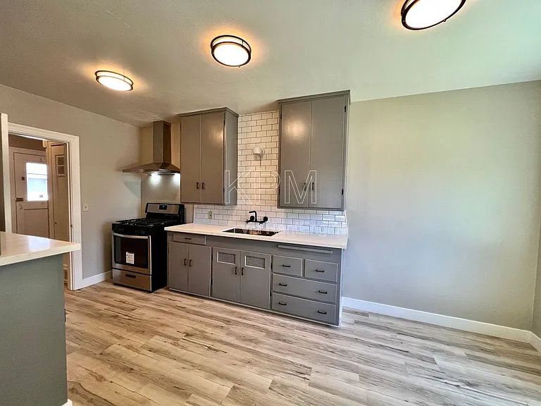 2704 N Hunter St — Photo 5
