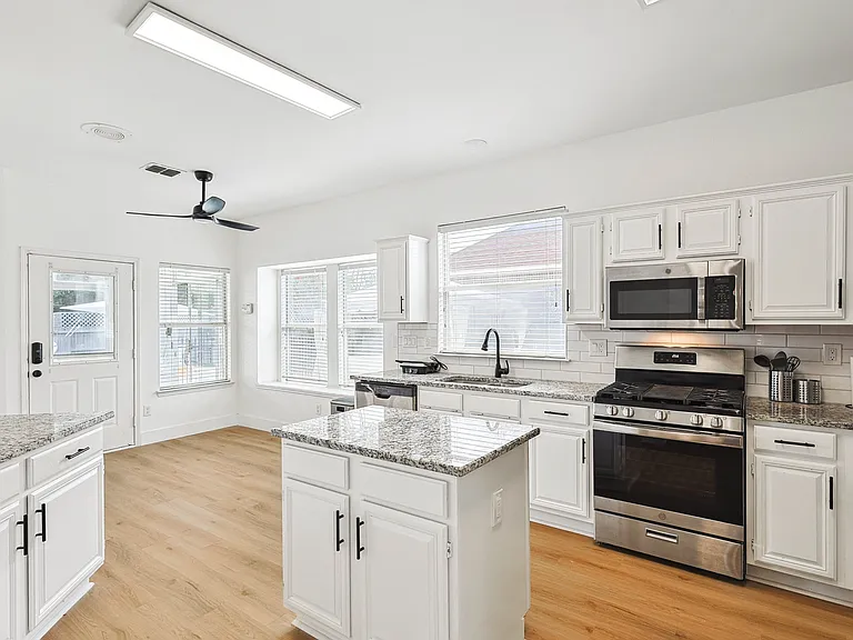 806 Longleaf Dr — Photo 13