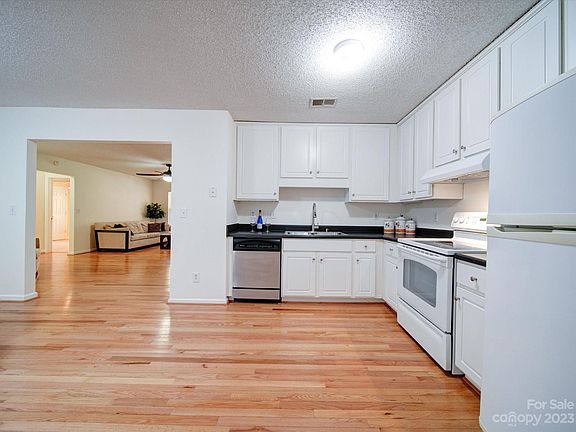 4th image of 122 John Adams Ln