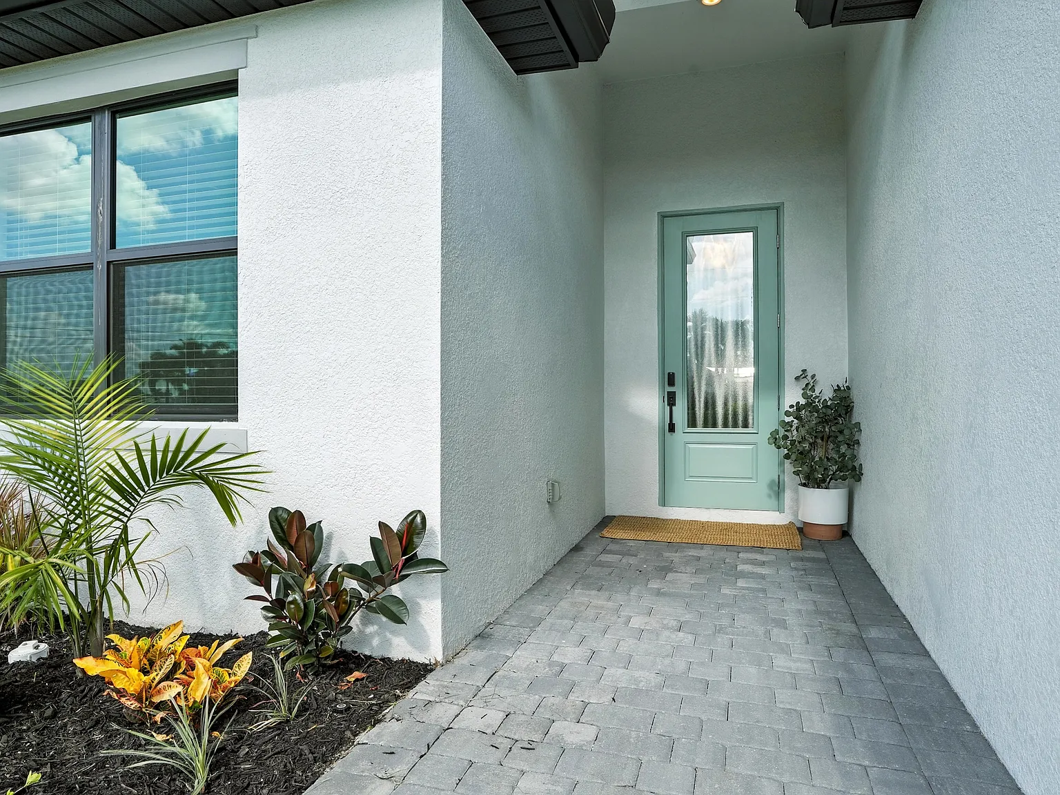 5 bed, 2.5 bath, 2409 sqft, $5,000 — Photo 3