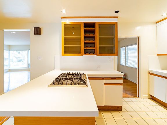5th image of 3851 Vineland Ave