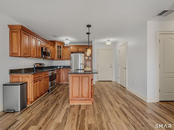 5th image of 461 Bank Street #403