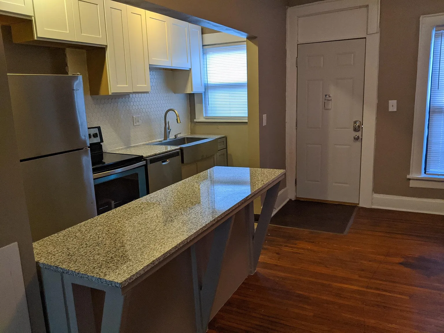 2 bed, 950 sqft, $1,350 — Photo 2
