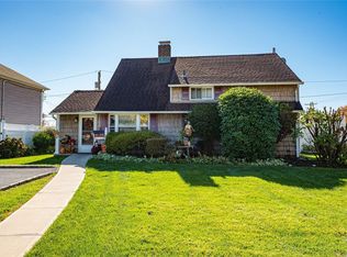 8 Swallow Ln, Levittown, NY 11756