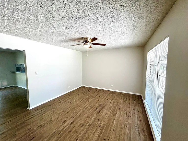 116 Roundtree Dr — Photo 2