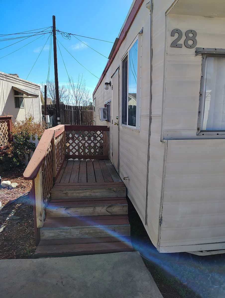 Building Photo - 501 S Mistletoe Ave #28