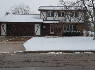 2331 Josten Park Dr, Green Bay, WI 54311