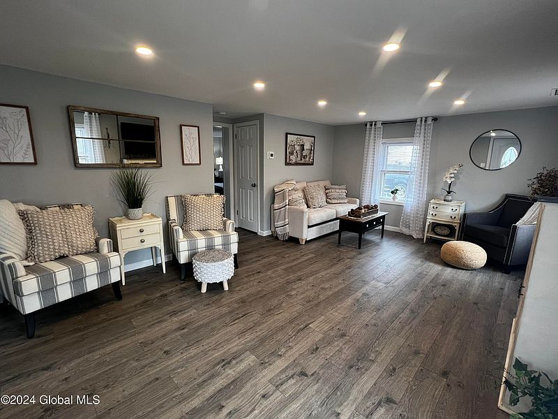 5th image of 24 LaClaire Street