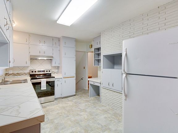5th image of 1621 Pleasant St